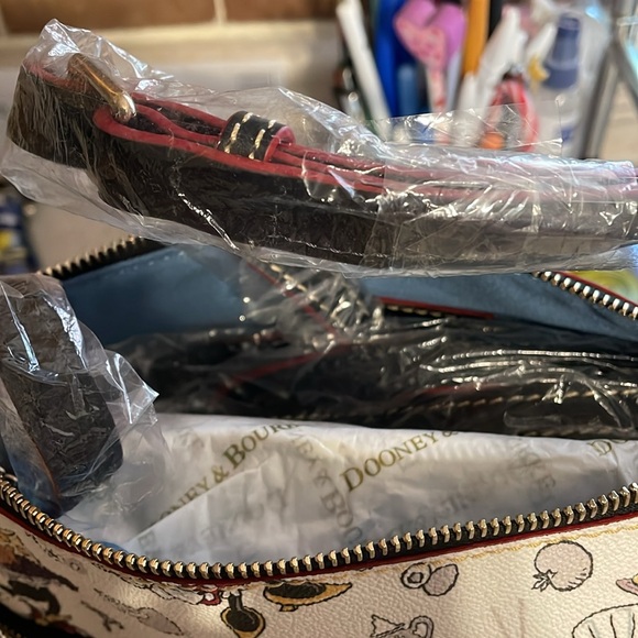 A EPCOT Food and wine festival Dooney and Bourke from 2018. - Picture 4 of 7